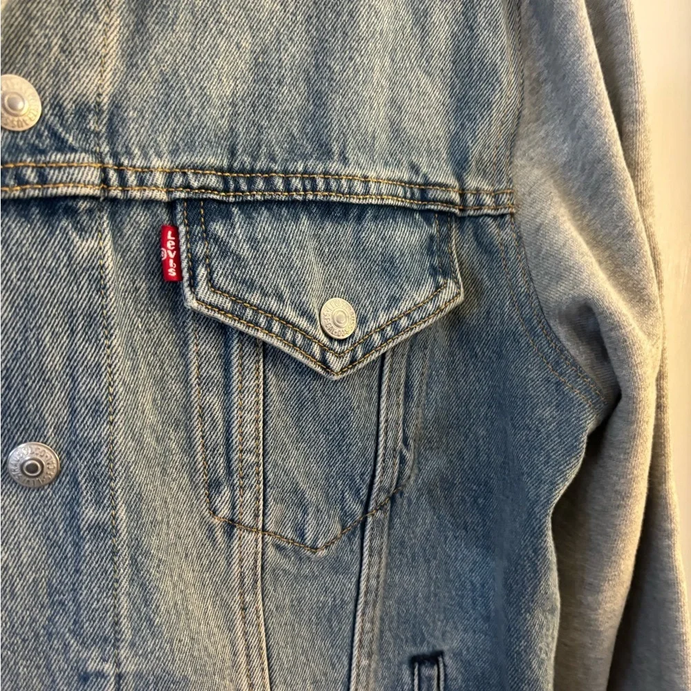 Men's Levi’s Light Blue Denim Jacket with Gray Hoodie Sleeves Sz Med NWT